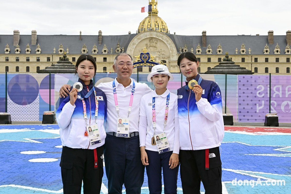 정의선 회장이 한국양궁 여자대표팀과 기념사진을 촬영하고 있다. 정 회장 표정이 매우 밝다.