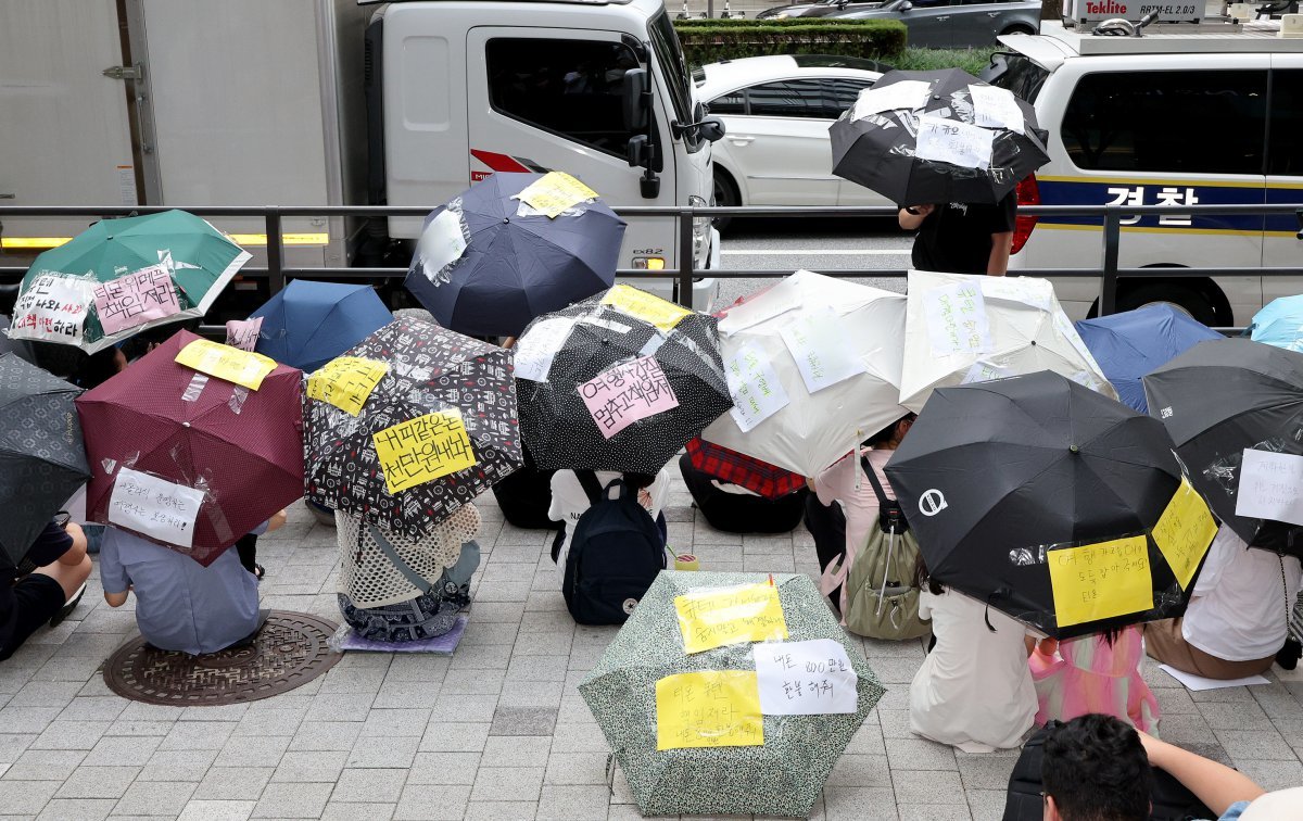 티몬·위메프 미정산 지연 사태가 장기화되고 있는 가운데, 지난달 28일 서울 강남구 큐텐 본사 앞에서 피해자들이 사태 해결을 촉구하는 문구를 붙인 우산을 쓴 채 시위하고 있다. 뉴스1