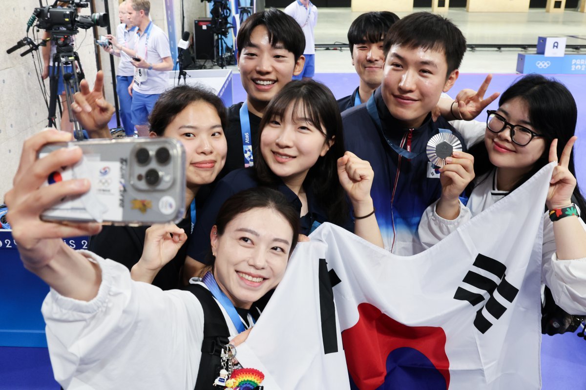 대한민국 사격 대표팀 조영재가 5일(한국시간) 프랑스 샤토루 슈팅 센터에서 열린 2024 파리올림픽 사격 25m 속사권총 시상식을 마친 후 김예지, 반효진, 오예진을 비롯한 선수들과 기념촬영을 하고 있다. 2024.8.5/뉴스1