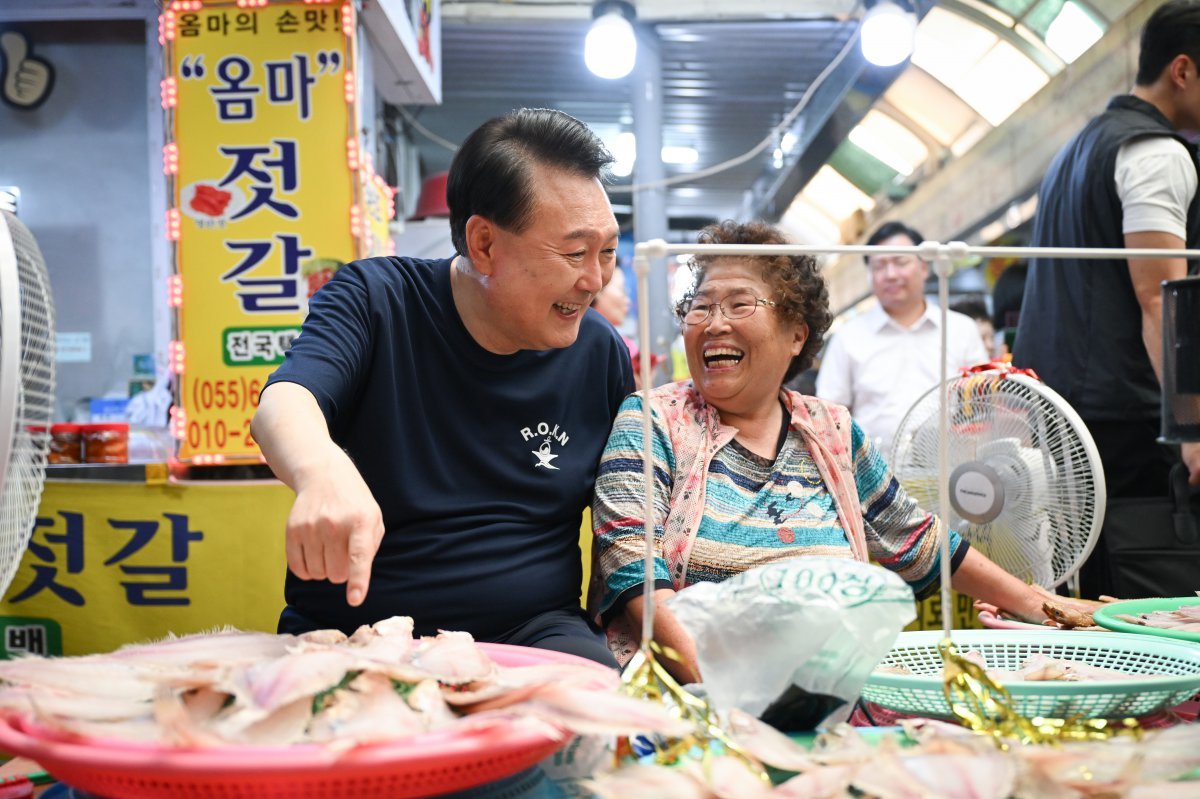 윤석열 대통령이 여름휴가 첫날인 5일 오후 경남 통영중앙시장을 찾아 상인과 대화를 나누고 있다. (대통령실 제공) 2024.8.5/뉴스1