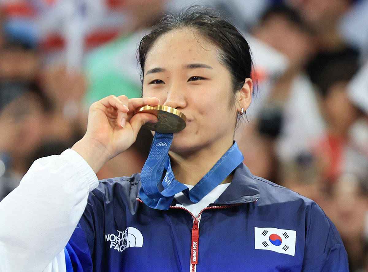 대한민국 배드민턴 대표팀 안세영이 5일 오후(한국시간) 프랑스 파리 라 샤펠 아레나에서 열린 2024 파리올림픽 배드민턴 여자 단식 시상식에서 금메달에 입을 맞추고 있다. 2024.8.5/뉴스1