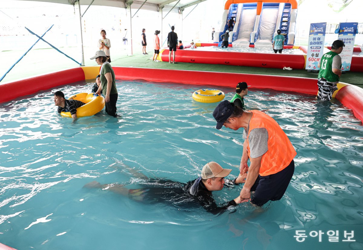 5일 오후 서울 노원구 서울과학기술대학교 종합운동장에서 열린 ‘2024 노원 장애인 가족과 함께하는 노원 꿀잼 워터파크’ 행사에서 참가자들이 물놀이를 즐기고 있다. 이한결 기자 always@donga.com