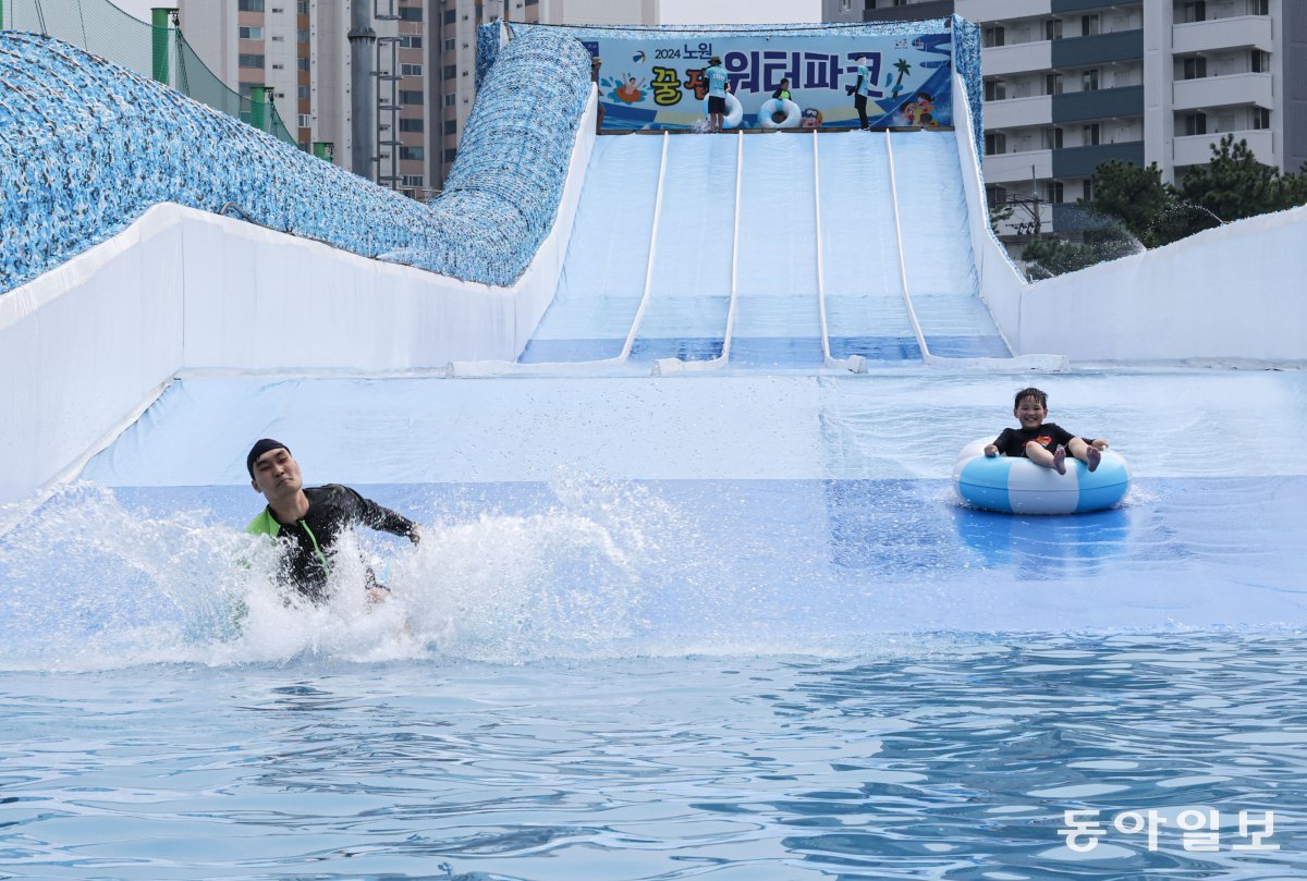 5일 오후 서울 노원구 서울과학기술대학교 종합운동장에서 열린 ‘2024 노원 장애인 가족과 함께하는 노원 꿀잼 워터파크’ 행사에서 참가자들이 물놀이를 즐기고 있다. 이한결 기자 always@donga.com