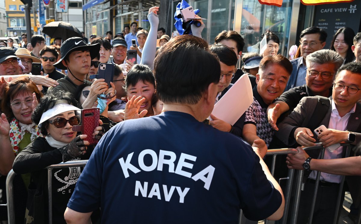 윤석열 대통령이 여름휴가 첫날인 5일 오후 경남 통영중앙시장을 찾아 시민들과 인사를 나누고 있다. 2024.8.5. 대통령실 제공