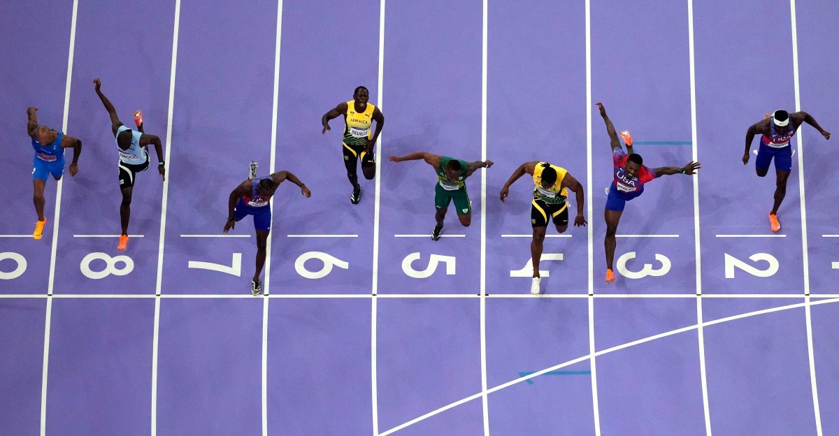 누가 1위로 골인?
5일 파리 올림픽 육상 남자 100m 결선에서 미국의 노아 라일스(7번 레인)와 자메이카의 키셰인 톰프슨(4번 레인)이 거의 
동시에 피니시 라인을 통과하고 있다. 공식 기록은 두 선수 모두 9초79였지만 사진 판독 끝에 라일스가 9초784를 기록해 
톰프슨을 0.005초 차로 제치고 금메달을 목에 걸었다. 생드니=AP 뉴시스