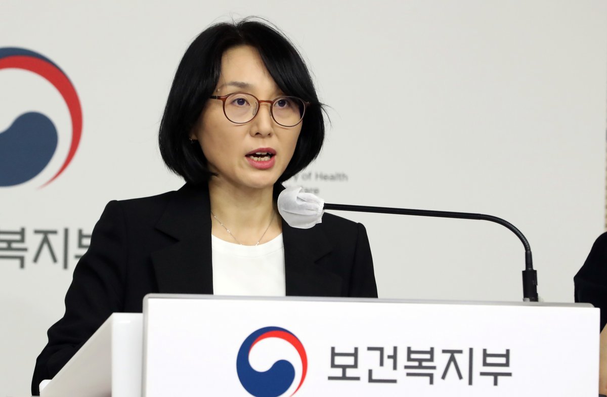 정경실 의료개혁추진단장이 6일 오전 세종시 정부세종청사에서 상급종합병원 구조전환 지원사업에 대한 취지와 진행상황 등 의료개혁 추진상황을 설명하고 있다.2024.8.6. 뉴스1