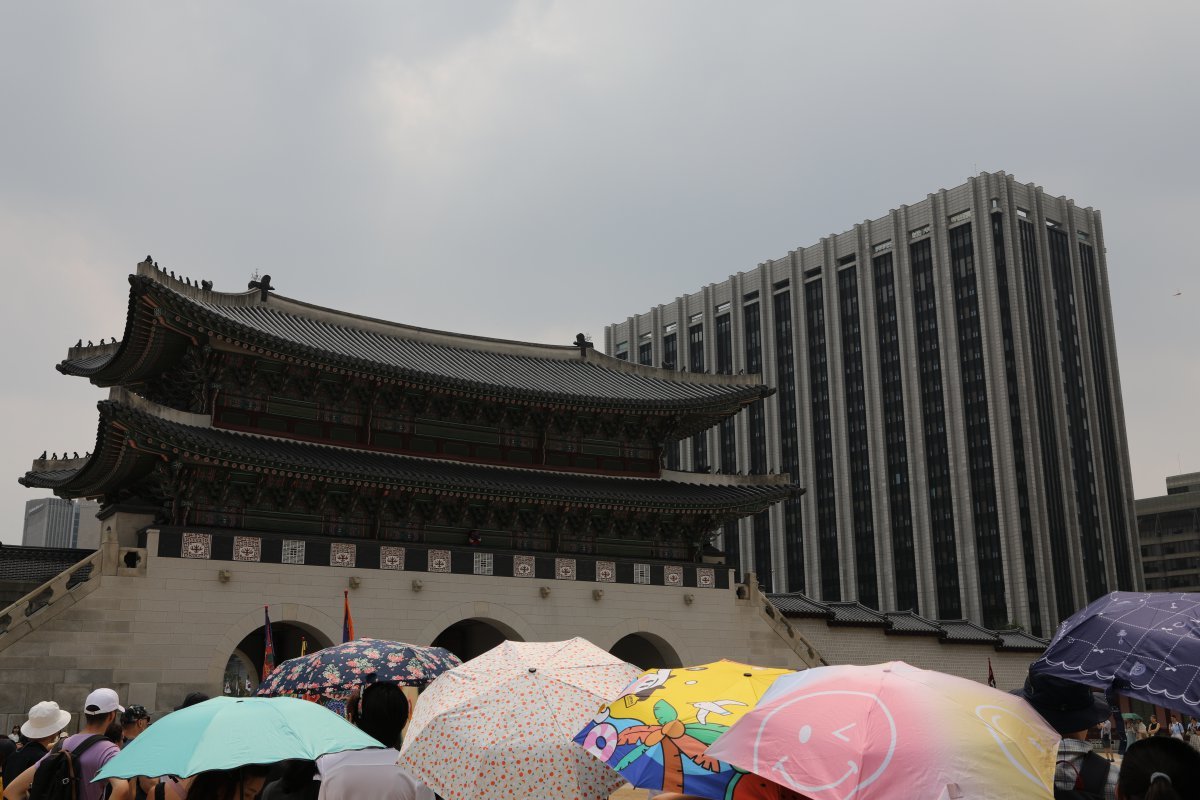 서울을 포함한 수도권 대부분 지역에 폭염경보가 내려진 5일 오후 서울 종로구 경복궁을 찾은 외국인 관광객이 저마다 양산을 펼치고 더위를 피하고 있다. 2024.08.05/뉴스1