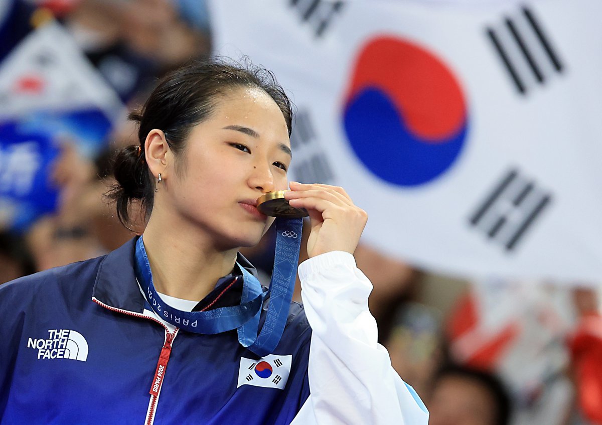 대한민국 배드민턴 대표팀 안세영이 5일 오후(한국시간) 프랑스 파리 라 샤펠 아레나에서 열린 2024 파리올림픽 배드민턴 여자 단식 시상식에서 금메달에 입을 맞추고 있다. 2024.8.5. 뉴스1