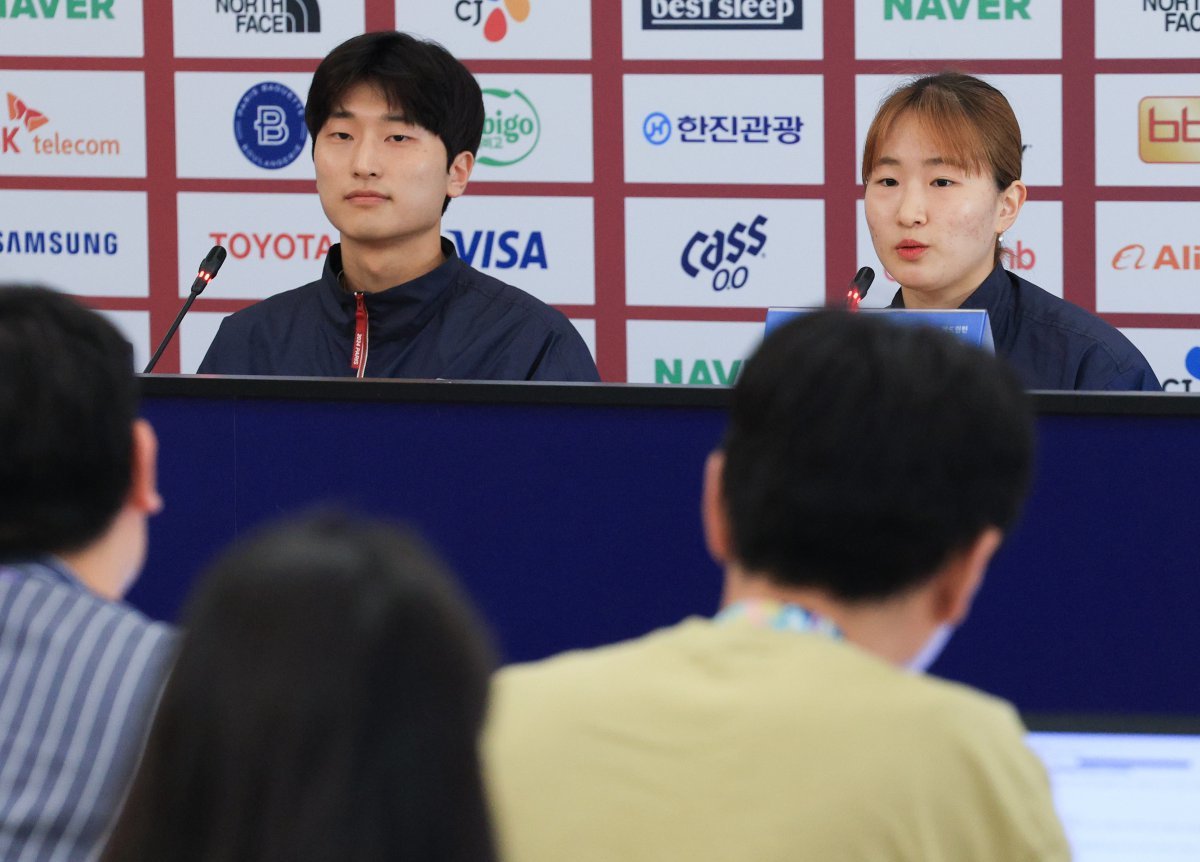 대한민국 배드민턴 혼합 복식 은메달리스트 김원호, 정나은 선수가 6일 오후(한국시간) 프랑스 파리에 마련된 코리아 하우스에서 메달리스트 기자회견을 하고 있다. 2024.8.6/뉴스1 ⓒ News1