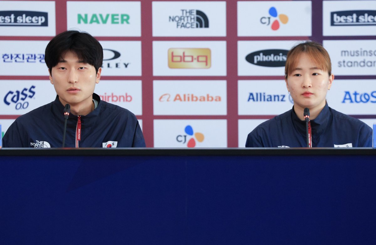 대한민국 배드민턴 혼합 복식 은메달리스트 김원호, 정나은 선수가 6일(현지 시간) 프랑스 파리에 마련된 코리아 하우스에서 메달리스트 기자회견을 하고 있다. 2024.8.6. 뉴스1