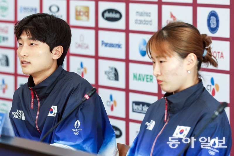 6일 프랑스 파리 코리아하우스에서 열린 한국 선수단 메달리스트 기자회견에 참석한 배드민턴 혼합복식 김원호(왼쪽), 정나은이 취재진의 질문을 듣고 있다. 
파리=양회성 기자 
yohan@donga.com