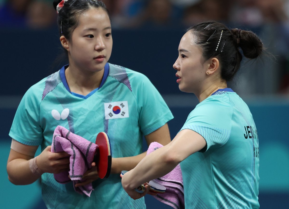 대한민국 탁구 대표팀 전지희, 신유빈 선수가 6일 오전(한국시간) 프랑스 파리 사우스 파리 아레나 4에서 열린 ‘2024 파리올림픽’ 탁구 여자 단체 16강 브라질의 브루나 알렉산드르, 줄리아 다카하시 선수와의 경기에서 대화를 하고 있다. 2024.8.6/뉴스1