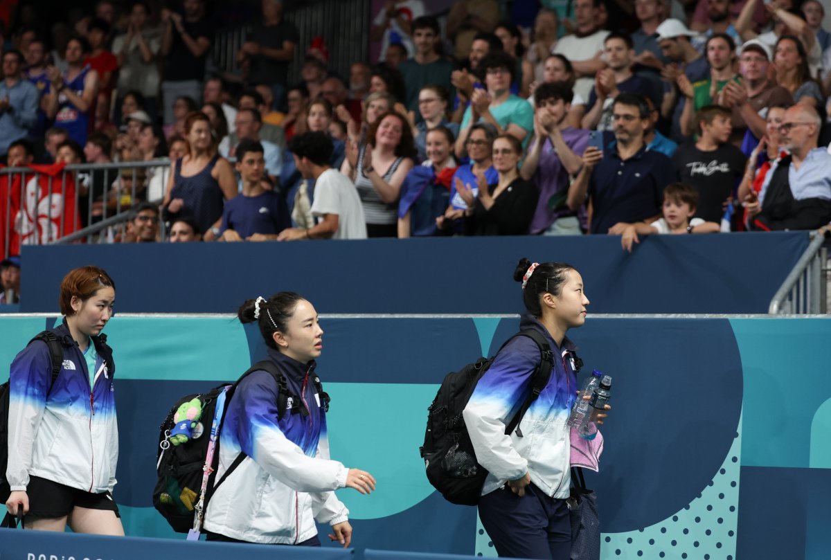 대한민국 탁구대표팀 신유빈, 전지희, 이은혜 선수가 6일 오전(한국시간) 프랑스 파리 사우스 파리 아레나 4에서 열린 ‘2024 파리올림픽’ 탁구 여자 단체 16강 브라질과의 경기에서 승리한 후 경기장을 나서고 있다. 2024.8.6/뉴스1