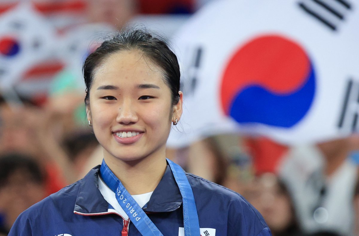 대한민국 배드민턴 대표팀 안세영이 5일 오후(한국시간) 프랑스 파리 라샤펠 아레나에서 열린 2024 파리올림픽 배드민턴 여자 단식 시상식에서 금메달을 받은 후 포즈를 취하고 있다. 뉴스1