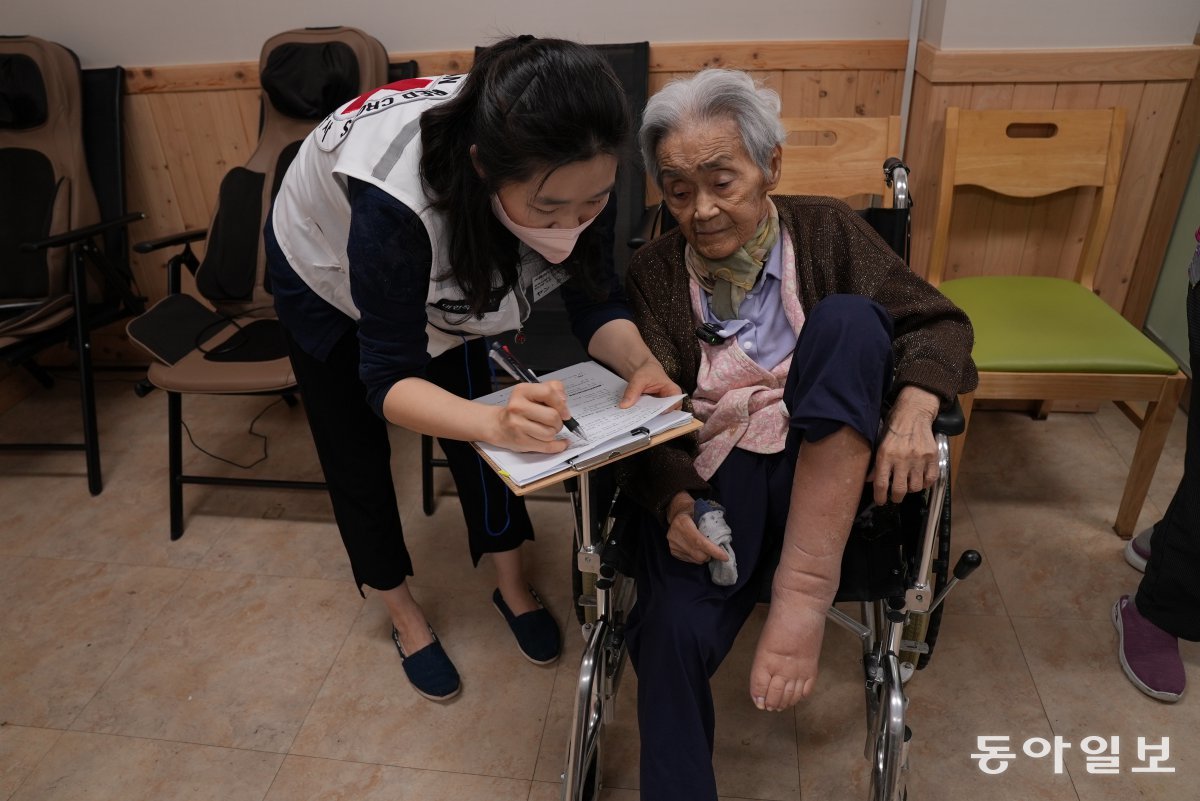 이수용 할머니는 “지금도 왼발에 압박 스타킹을 신지 않으면 불편해서 걸을 수조차 없다”고 했다. 합천=홍진환 기자 jean@donga.com