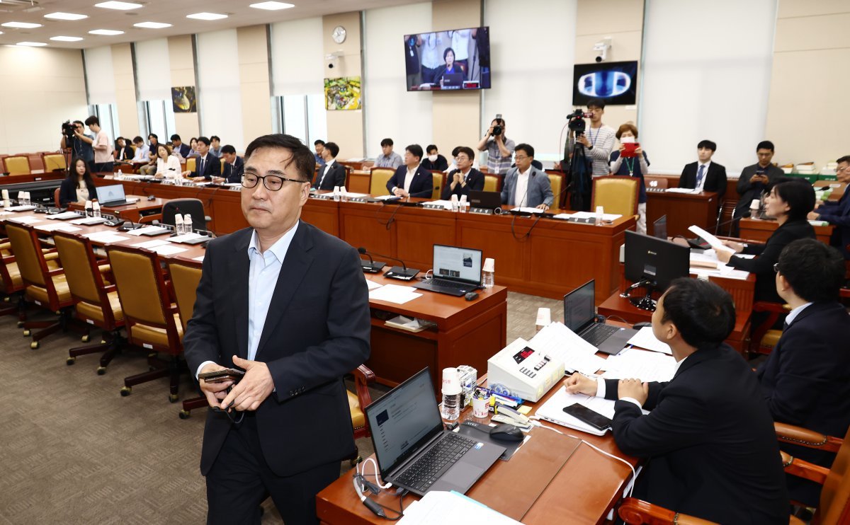 국회 과학기술정보방송통신위원장 국민의힘 간사인 최형두 의원이 7일 오전 서울 여의도 국회에서 열린 과학기술정보방송통신위원회 전체회의에서 불법적 방문진 이사 선임 등 방송장악 관련 2차 청문회 실시계획서 등에 대한 표결을 진행하자 회의장을 나가고 있다. 이날 과방위는 오는 14일 2차 청문회를 열기로 했다. 2024.8.7/뉴스1