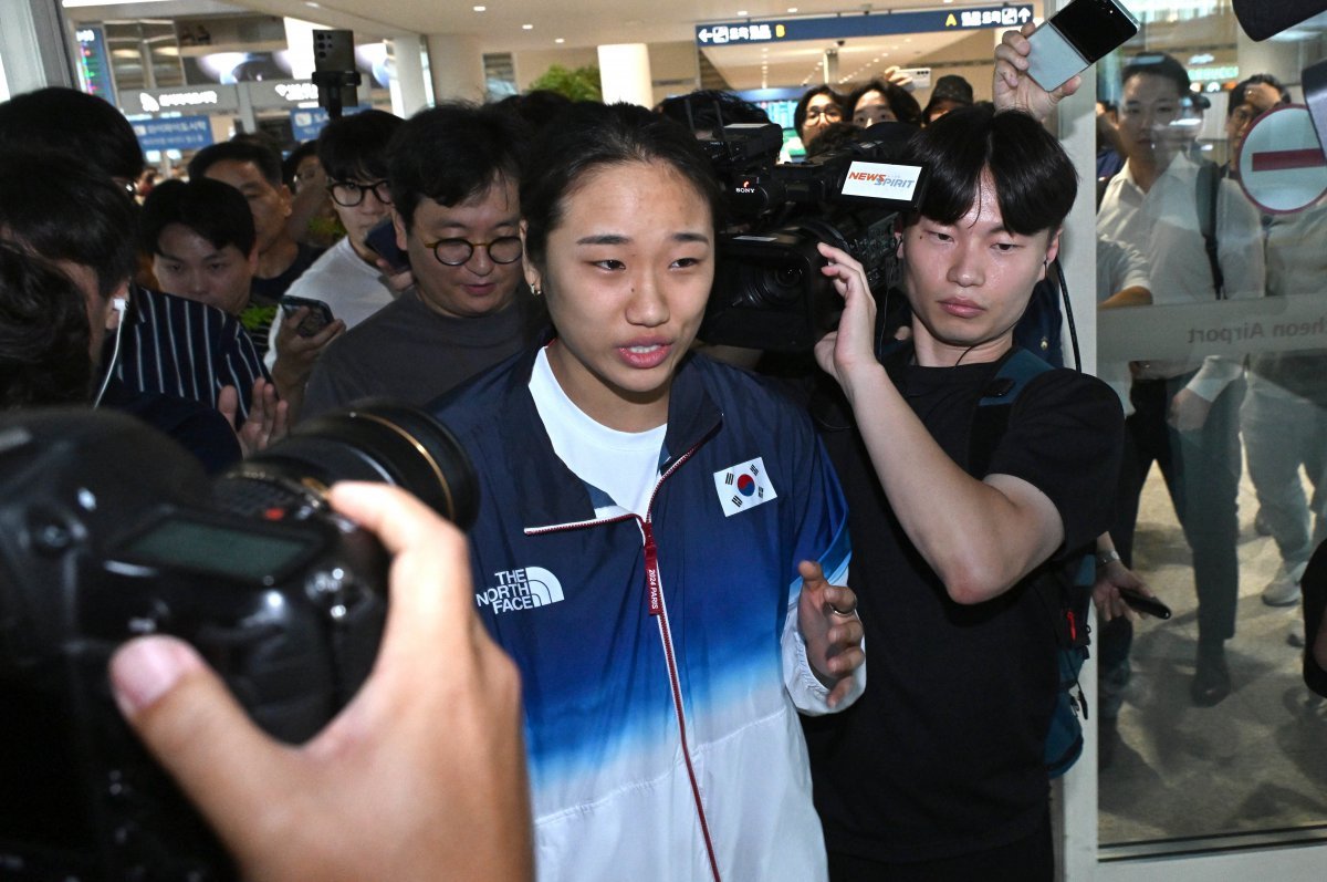 2024 파리 올림픽 배드민턴 여자단식에서 금메달을 획득한 뒤 안세영이 7일 오후 인천공항을 통해 귀국하고 있다. 안세영은 금메달 획득 후 대한배드민턴협회의 부조리를 지적하며 논란이 되고 있다. (공동취재) 2024.8.7/뉴스1