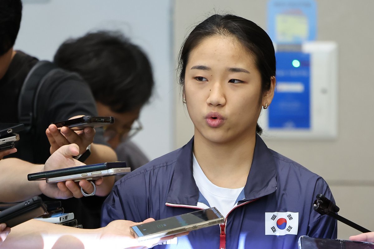 2024 파리올림픽 배드민턴 여자단식에서 금메달을 획득한 안세영이 7일 오후 인천공항을 통해 귀국, 취재진과 인터뷰하고 있다. 2024.8.7. 뉴스1