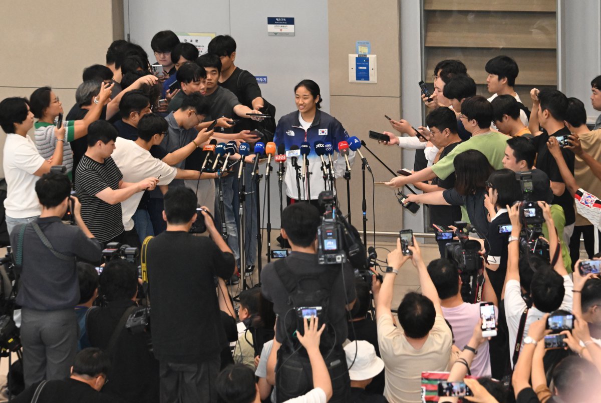 2024 파리올림픽 배드민턴 여자단식에서 금메달을 획득한 안세영이 7일 오후 인천공항을 통해 귀국하고 있다. 2024.8.7. 사진공동취재단