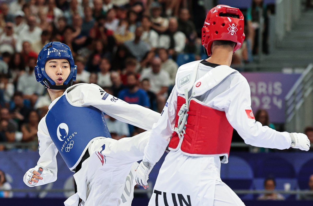 대한민국 태권도 대표팀 박태준이 7일(한국시간) 프랑스 파리 그랑 팔레에서 열린 2024 파리올림픽 남자 58kg급 준결승에서 튀니지 모하메드 칼릴 젠두비와 맞대결을 펼치고 있다. 2024.8.7/뉴스1 ⓒ News1