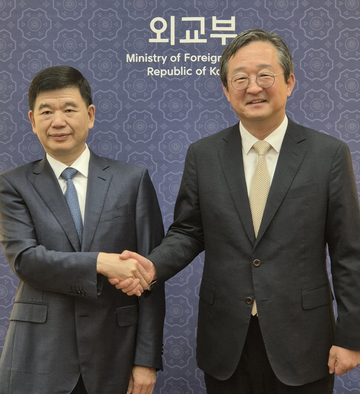 정병원(오른쪽) 외교부 차관보, 스모우쥔 중국 간쑤성 부서기.(외교부 제공)