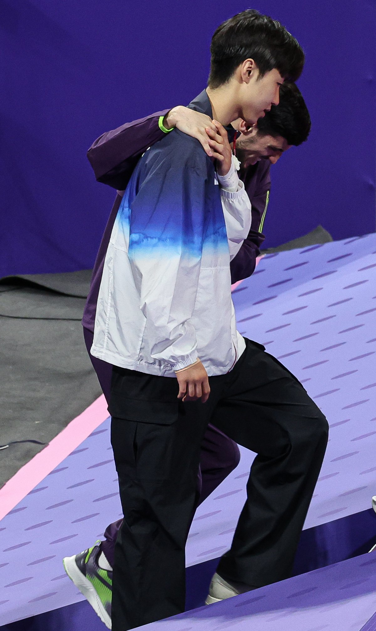 8일 프랑스 파리 그랑팔레에서 열린 2024 파리올림픽 태권도 남자 58㎏급 시상식에서 아제르바이잔의 가심 마고메도프(은메달)가 대한민국 태권도 대표팀 박태준(금메달)의 어깨를 잡고 시상대로 향하고 있다. 뉴스1