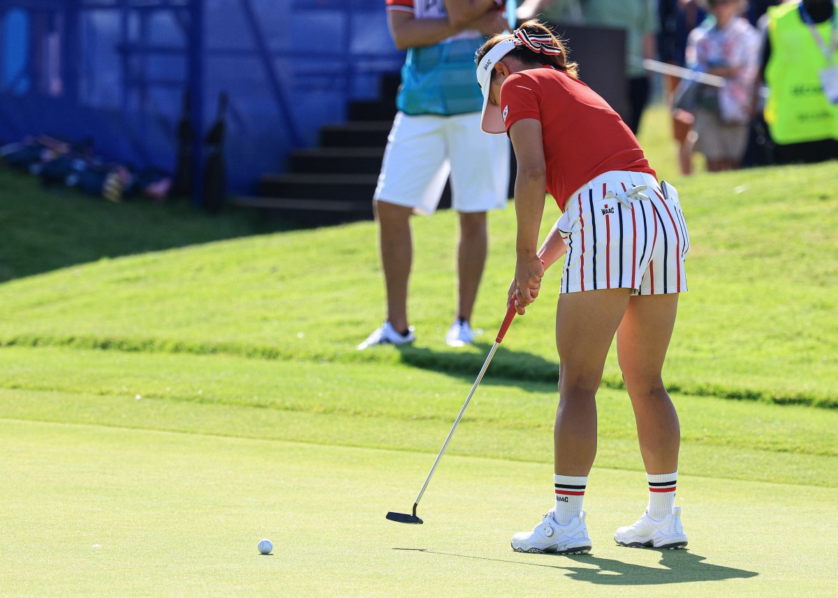 대한민국 골프 대표팀 고진영이 7일 오후(한국시간) 프랑스 기앙쿠르에 위치한 르 골프 내셔널에서 열린 2024 파리올림픽 여자 골프 1라운드 3번홀에서 퍼팅을 시도하고 있다. 2024.8.7/뉴스1