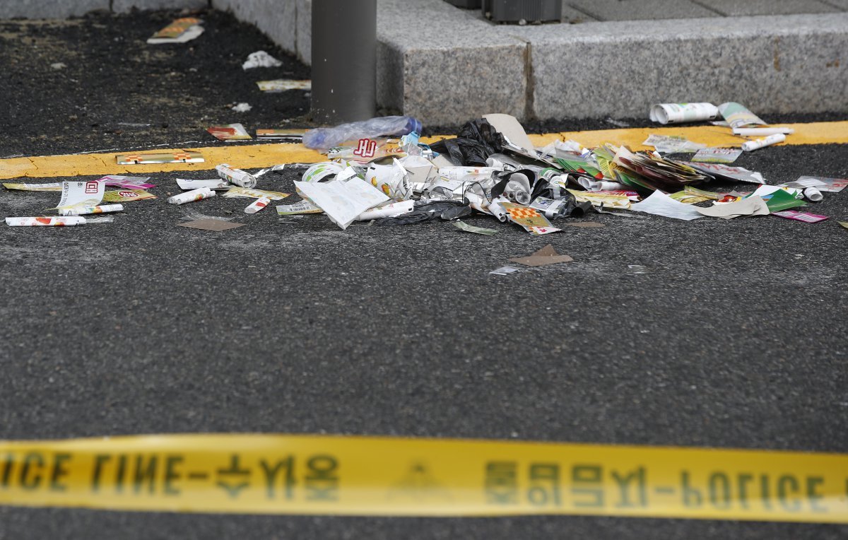 서울 도봉구 녹천역 인근 도로에 북한에서 부양한 대남쓰레기 풍선 내용물이 떨어져 있다. 2024.7.24/뉴스1