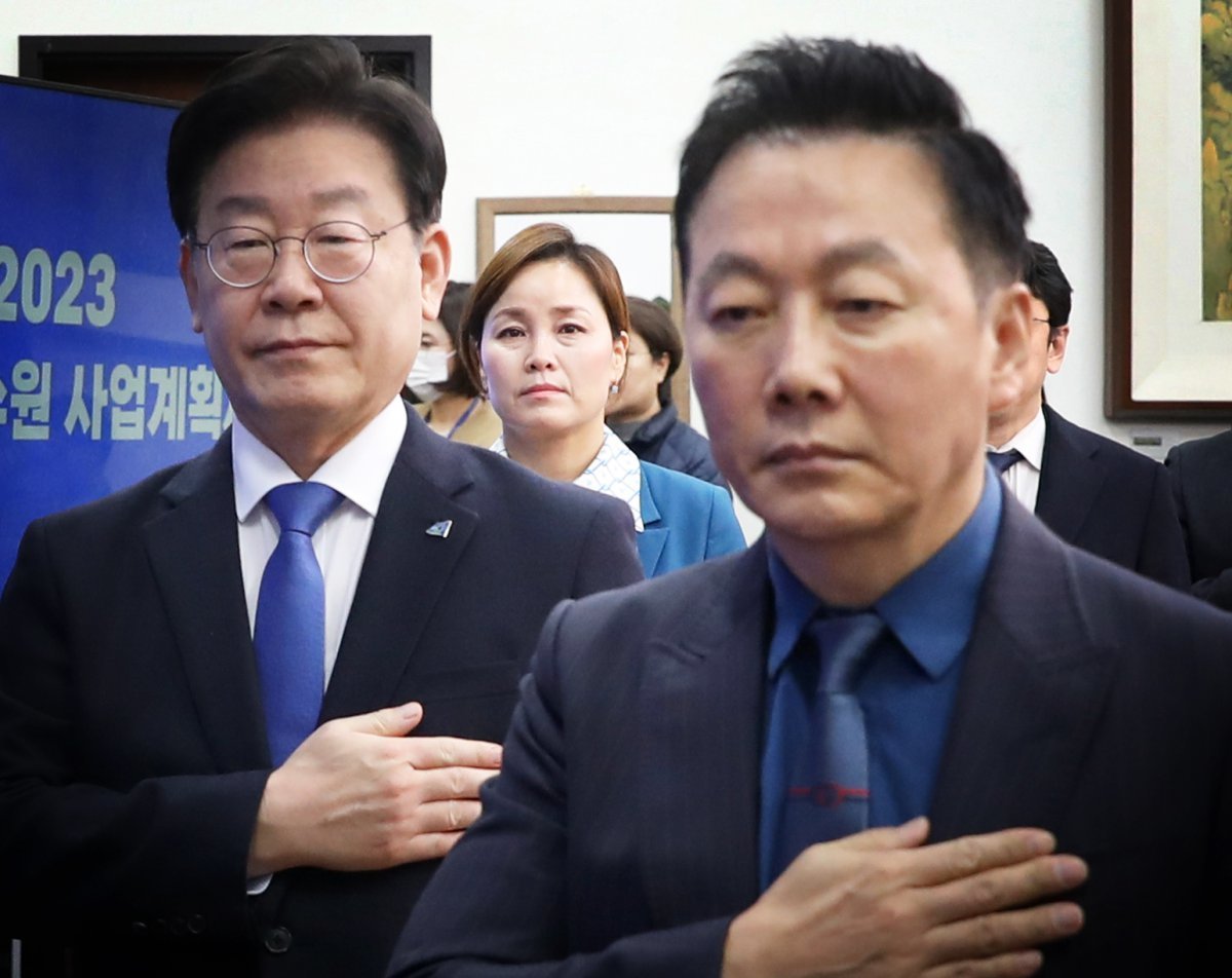 2023년 1월 31일 더불어민주당 교육연수원 발대식에서 국기에 경례하는 이재명 대표와 정봉주 전 의원. 2023.1.31. 뉴스1 DB