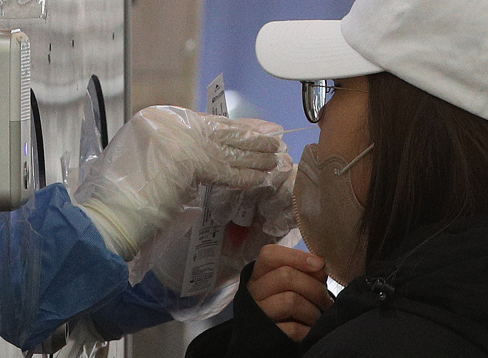 한 시민이 코로나19 검사를 받고 있는 모습. 2023.1.19. 뉴스1