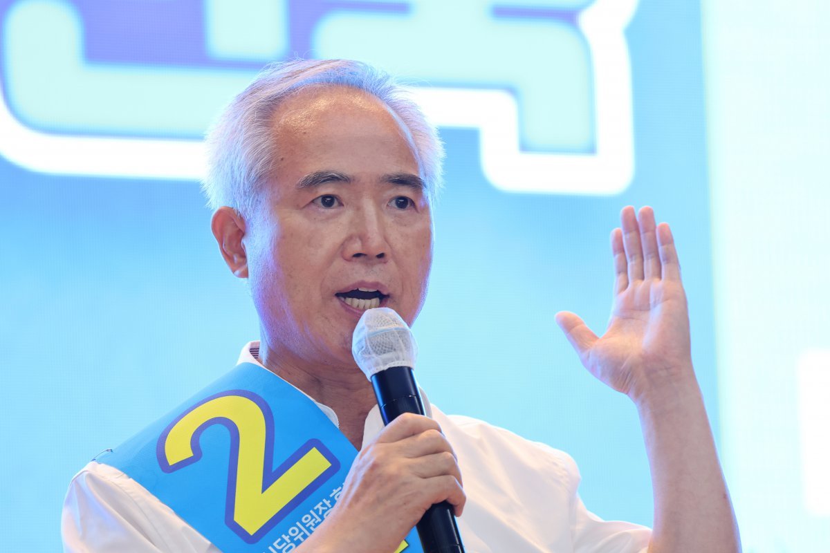 4일 광주시 김대중컨벤션센터에서 열린 더불어민주당 광주시당 정기대의원대회에서 양부남 의원이 시당위원장에 선출된 후 수락연설을 하고 있다. 2024.8.4. 뉴스1