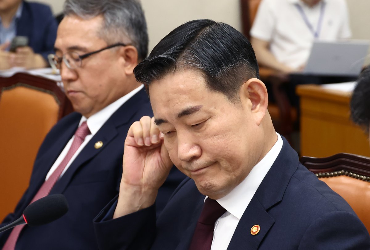 신원식 국방부 장관이 8일 오전 서울 여의도 국회에서 열린 국방위원회 전체회의에 출석해 자리하고 있다. 2024.8.8. 뉴스1