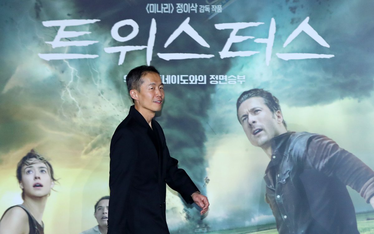 정이삭 감독이 7일 오후 서울 용산구 CGV용산아이파크몰에서 열린 영화 ‘트위스터스’ 내한 기자간담회에서 포즈를 취하고 있다. 뉴시스