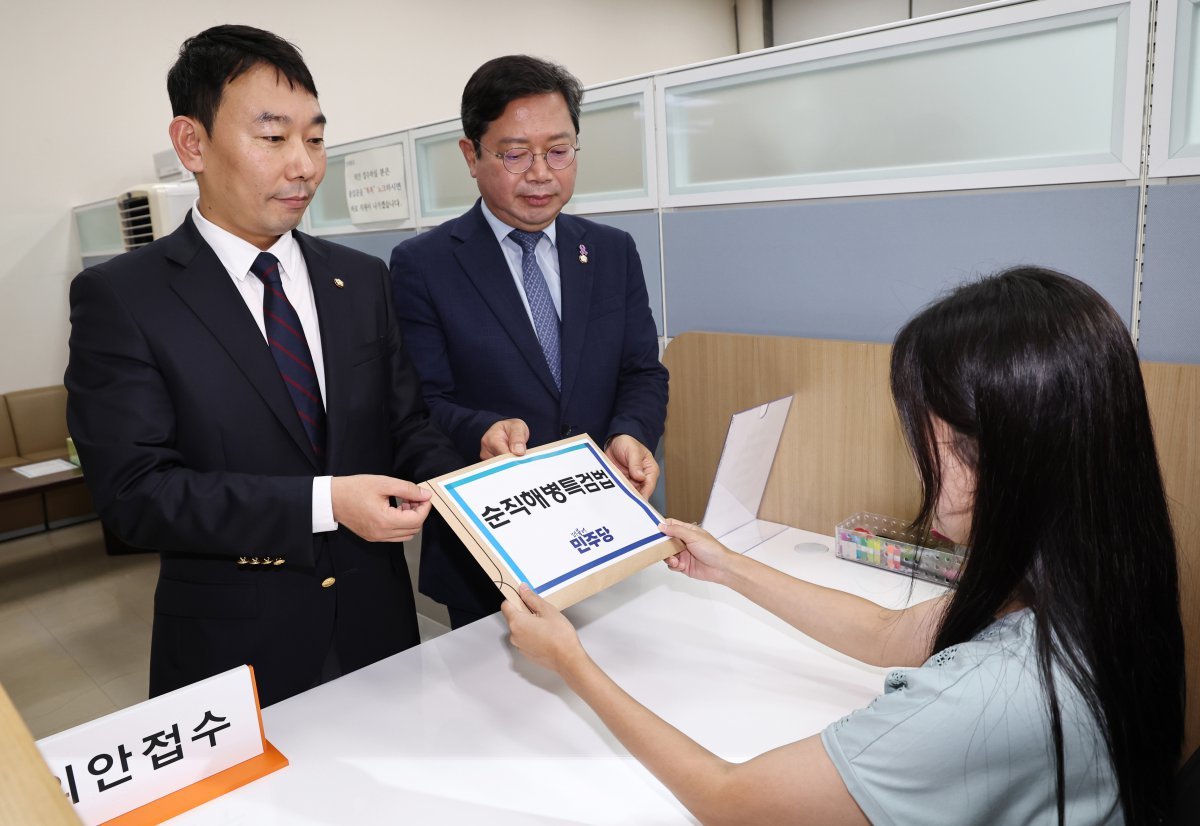 더불어민주당 김용민 원내정책수석부대표(왼쪽)와 김승원 법제사법위원회 간사가 8일 오후 서울 여의도 국회 의안과를 찾아 ‘순직해병특검법안’을 제출하고 있다. 2024.8.8/뉴스1