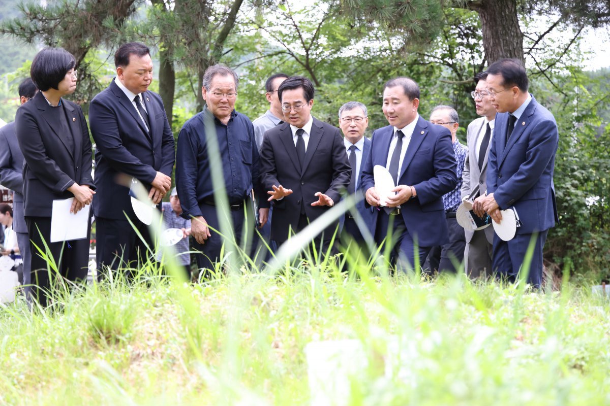 김동연 경기도지사가 8일 오전 선감학원 공동묘역에서 열린 선감학원 희생자 유해 발굴 개토 행사를 마치고 선감학원 희생자의 분묘를 살펴보고 있다. 경기도 제공