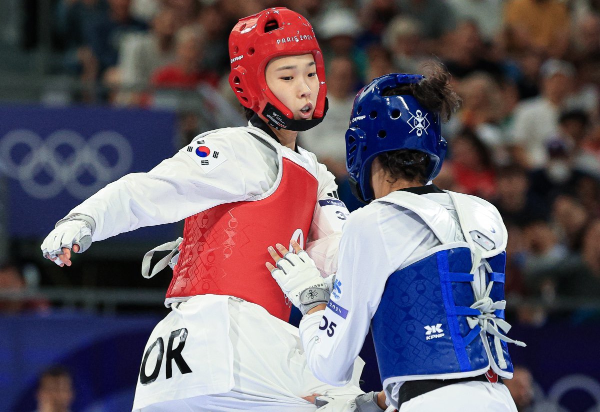 대한민국 태권도 국가대표팀 김유진 선수가 8일 오후(한국시간) 프랑스 파리 그랑 팔레에서 진행된 2024 파리올림픽 태권도 여자 57kg급 16강 경기에서 튀르키예의 하티제 퀴브라 일귄 선수와 자웅을 겨루고 있다. 2024.8.8. 뉴스1
