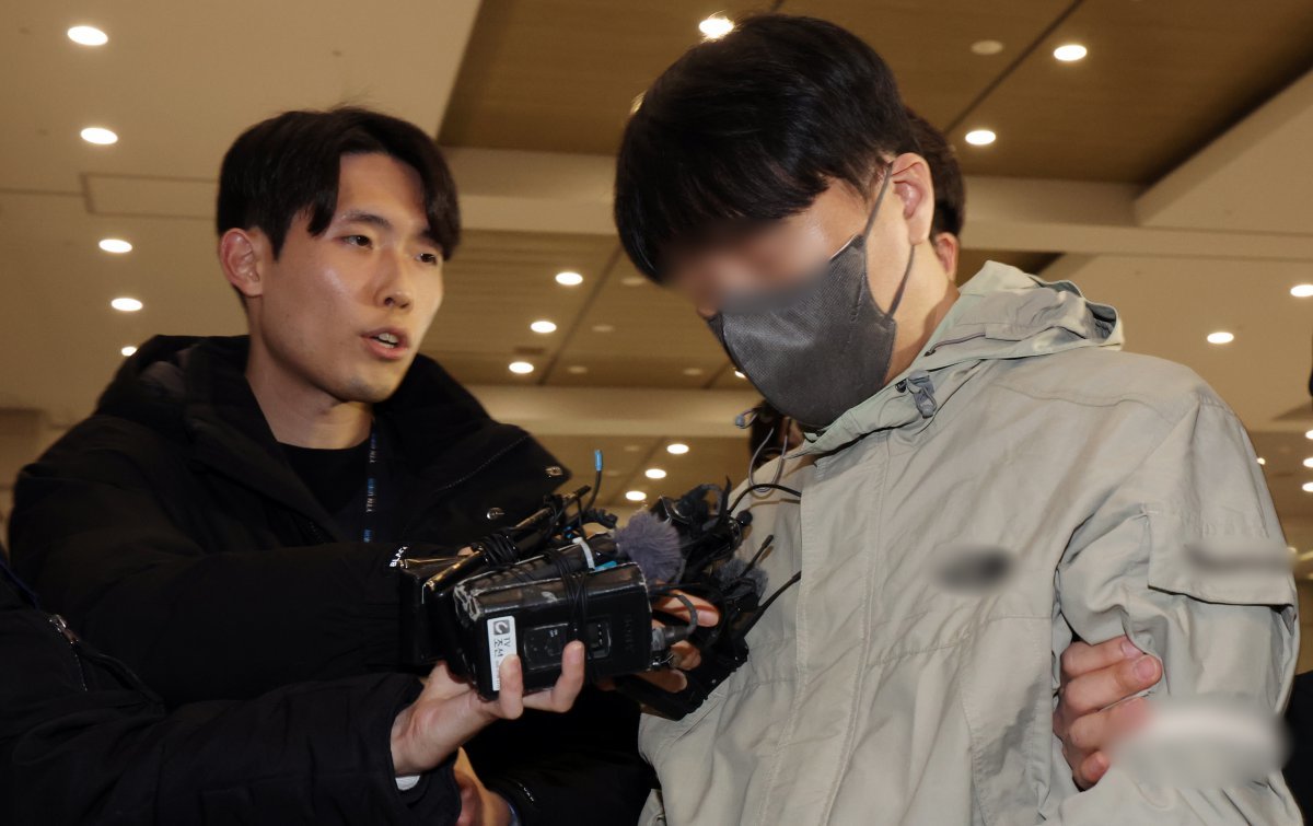 국민건강보험공단 재정관리팀장으로 재직하며 총 46억 원을 횡령한 혐의(특정경제범죄 가중처벌 등에 관한 법률 위반)를 받는 최 모(46) 씨가 지난 1월 17일 오전 인천공항에 도착해 송환되는 모습. ⓒ News1