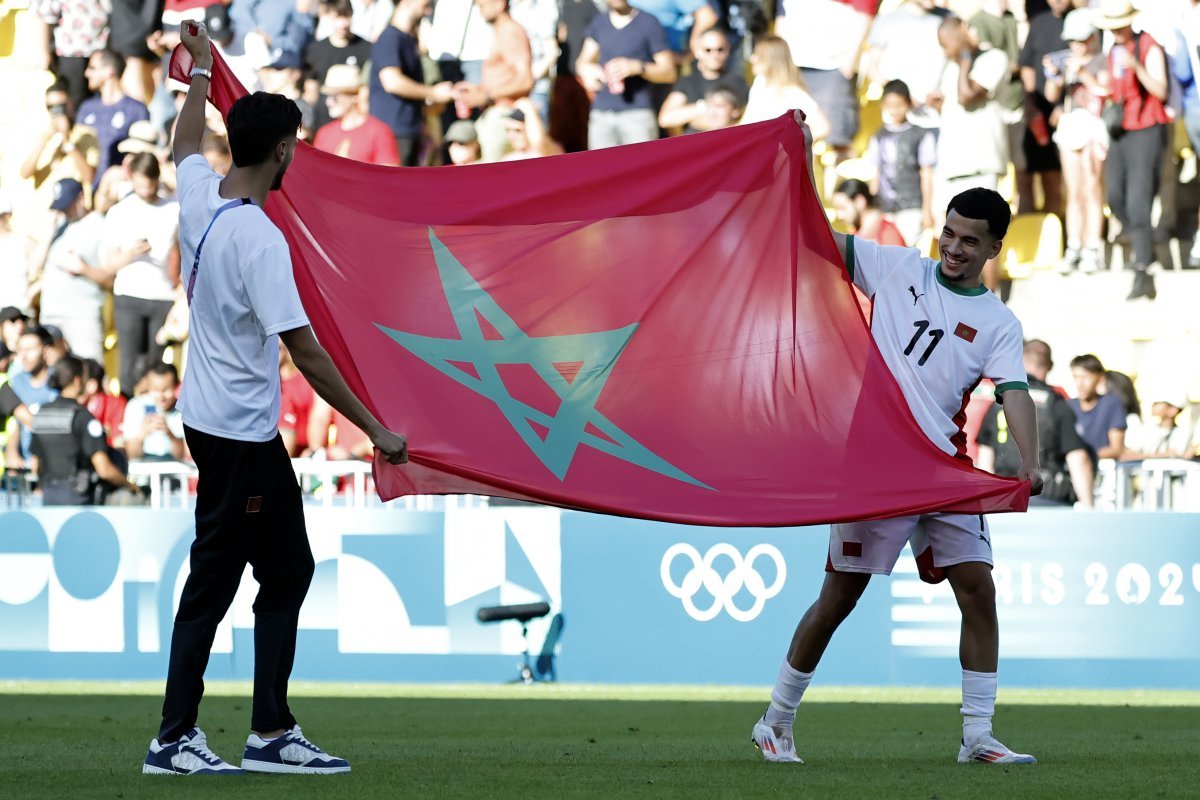 모로코 선수들이 8일 프랑스 낭트 스타드 드 라보주아르에서 열린 2024 파리올림픽 축구 남자 동메달결정전에서 승리한 후 국기를 펼쳐보이며 기뻐하고 있다. 낭트=AP 뉴시스