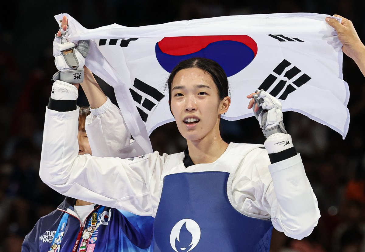 대한민국 태권도 국가대표팀 김유진 선수가 9일(한국시간) 프랑스 파리 그랑 팔레에서 진행된 2024 파리올림픽 태권도 여자 57kg급 결승 경기 이란의 나히드 키야니찬데 선수와의 경기에서 금메달을 확정지은 후 기뻐하고 있다. 파리=뉴스1