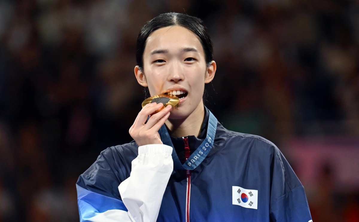 대한민국 태권도 국가대표팀 김유진이 9일(한국시간) 프랑스 파리 그랑 팔레에서 열린 2024 파리올림픽 여자 57kg급 시상식에서 금메달을 깨물어보이고 있다. (공동취재) 2024.8.9. 뉴스1