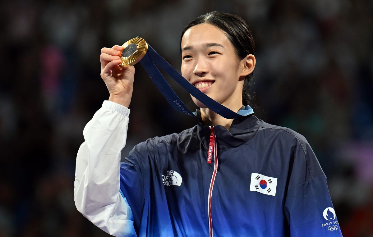 대한민국 태권도 국가대표팀 김유진이 9일 프랑스 파리 그랑팔레에서 열린 2024 파리올림픽 여자 57㎏급 시상식에서 금메달을 들어 보이고 있다. (공동취재) 뉴스1