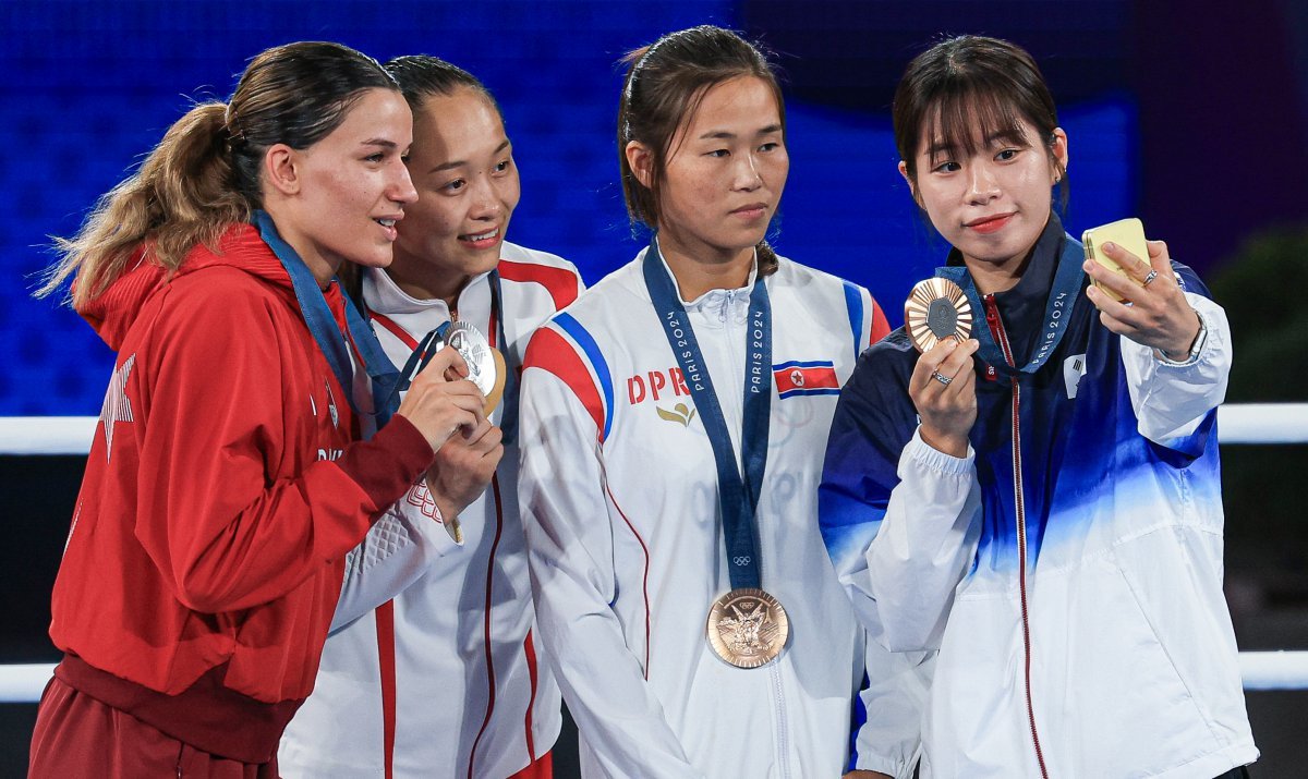 대한민국 복싱 대표팀 임애지가 9일 복싱 여자 54㎏급 시상식에서 선수들과 빅토리 셀피를 촬영하고 있다. 왼쪽부터 튀르키예 하티세 아크바시(은메달), 중국 창위안(금메달), 북한 방철미(동메달), 임애지. 뉴스1