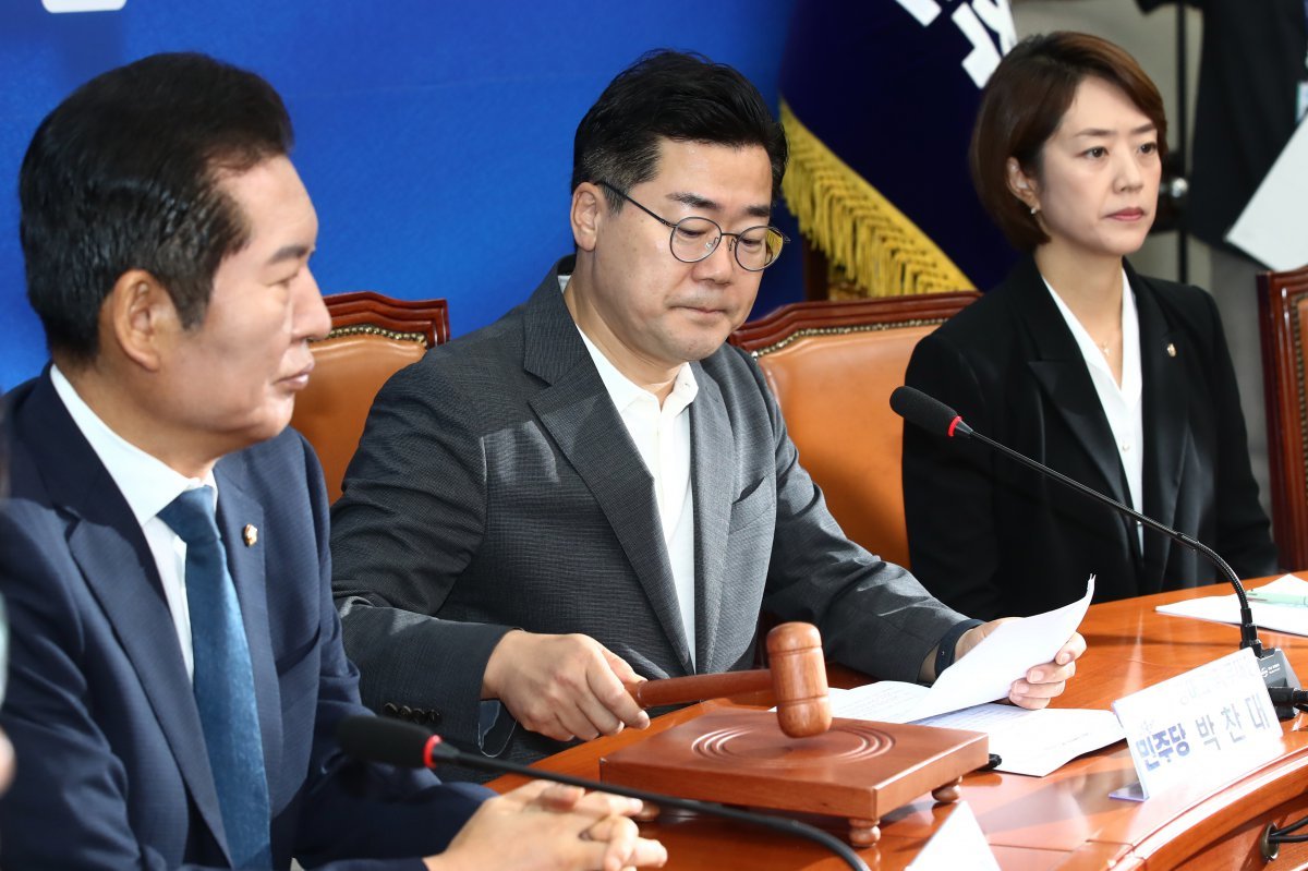 박찬대 더불어민주당 대표 직무대행 겸 원내대표가 9일 오전 서울 여의도 국회에서 열린 최고위원회의를 주재하고 있다. 2024.8.9 뉴스1