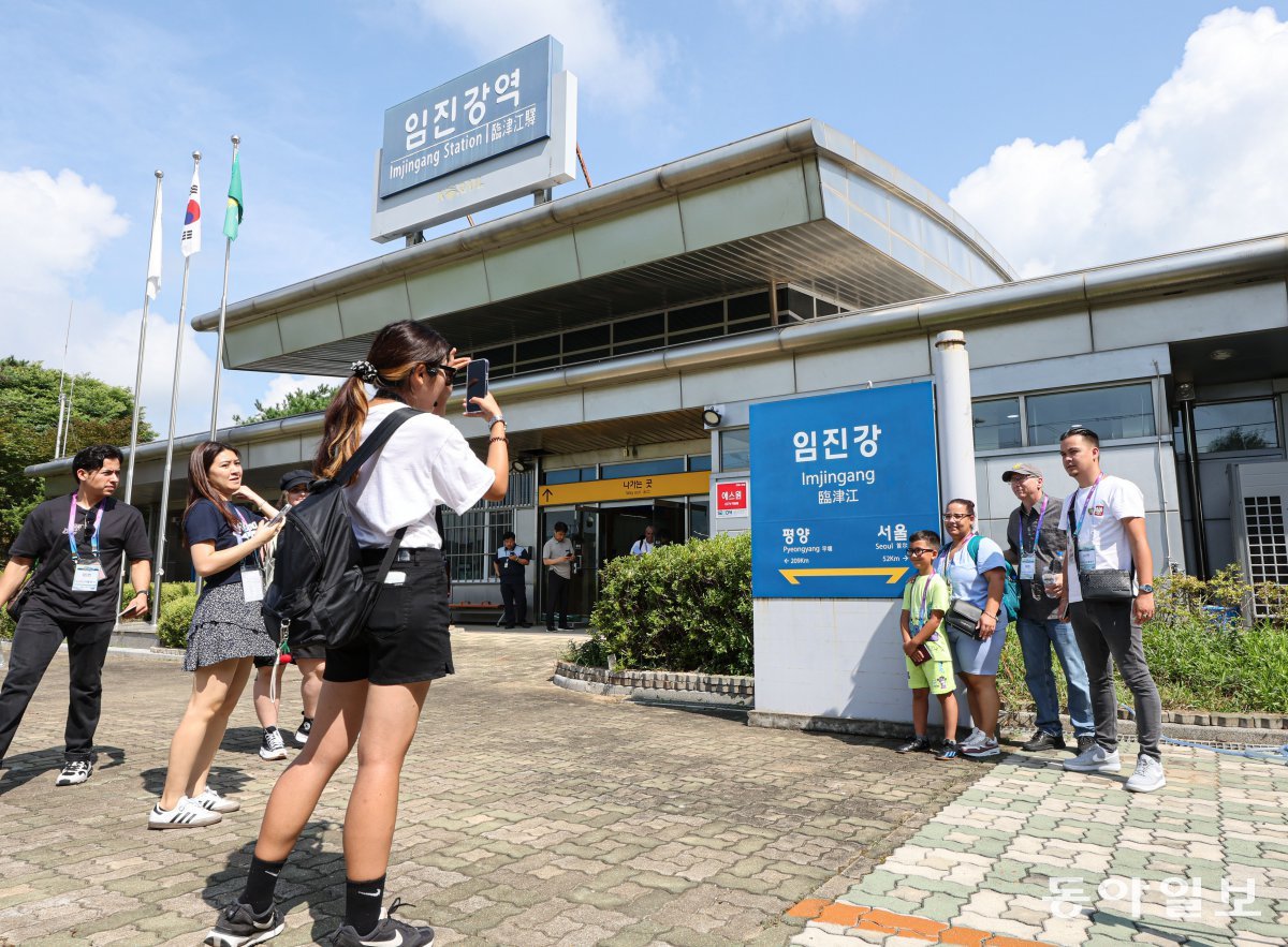 9일 오전 경기도 파주시 임진강역에서 경의선 도라산 셔틀열차 탑승을 앞두고 관광객들이 기념 촬영을 하고 있다. 파주=이한결 기자 always@donga.com