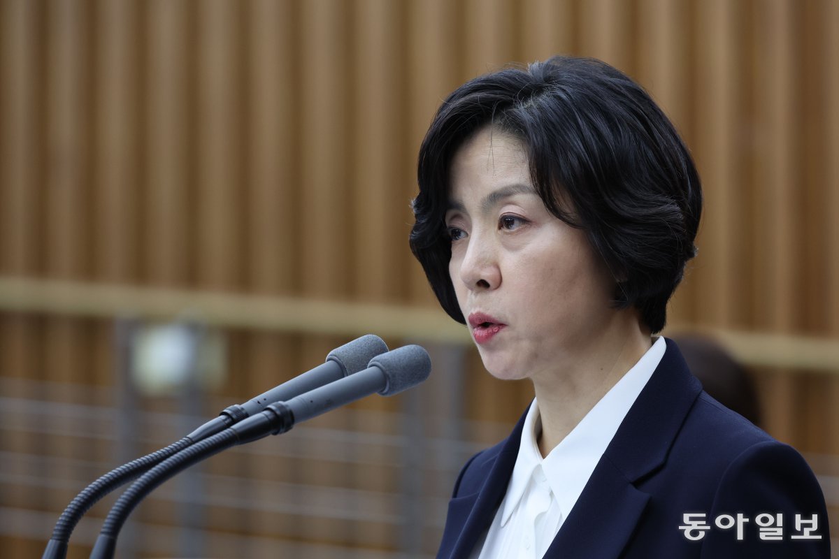 지난달 25일 이숙연 대법관 후보자가 국회에서 열린 인사청문회에 참석해 모두발언 하고 있다. 박형기 기자 oneshot@donga.com