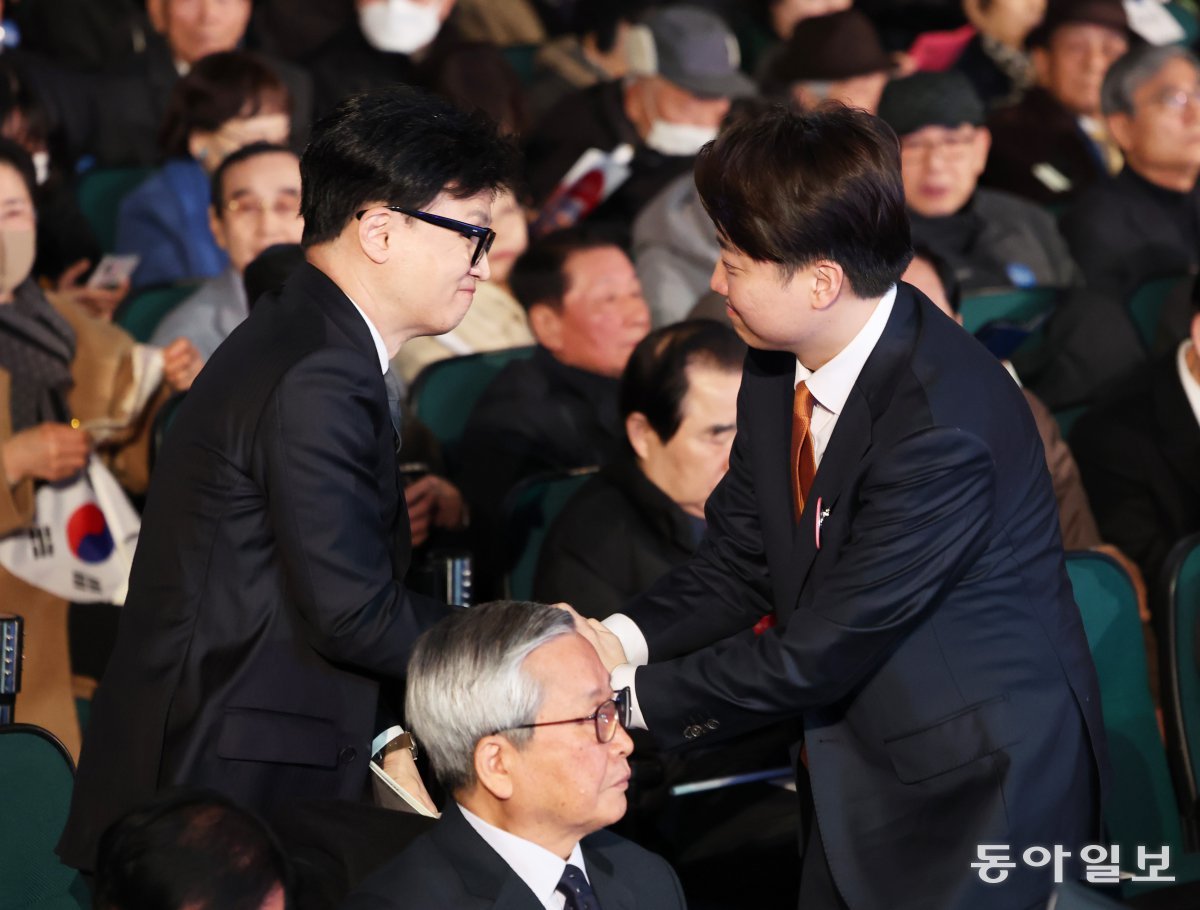 3월 1일 서울 중구 유관순기념관에서 열린 제105주년 3·1절 기념식에서 한동훈 당시 국민의힘 비상대책위원장과 개혁신당 이준석 대표가 인사를 나누는 모습. 동아일보DB