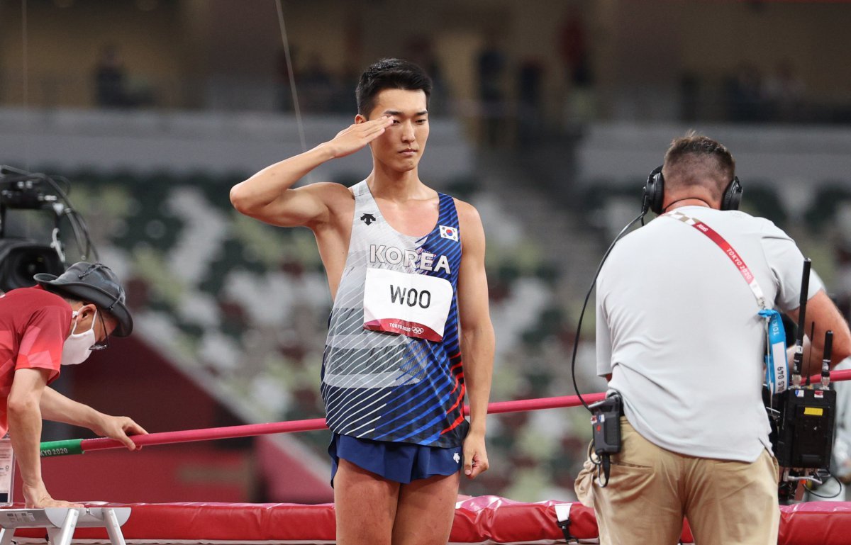 육상 국가대표 우상혁이 1일 오후 도쿄 올림픽스타디움에서 열린 ‘2020 도쿄올림픽’ 남자 높이뛰기 결승전 경기 2.39m 3차시기에 실패하고 아쉬워하고 있다. 2021.8.1/뉴스1 ⓒ News1 올림픽사진취재단