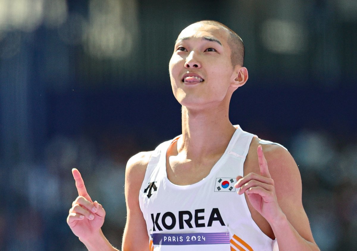 대한민국 대표팀 우상혁이 7일(한국시간) 프랑스 파리 스타드 드 프랑스에서 열린 2024 파리 올림픽 남자 육상 높이뛰기 예선에서 2.24m 1차 시기에 성공한 후 기뻐하고 있다. 2024.8.7/뉴스1 ⓒ News1