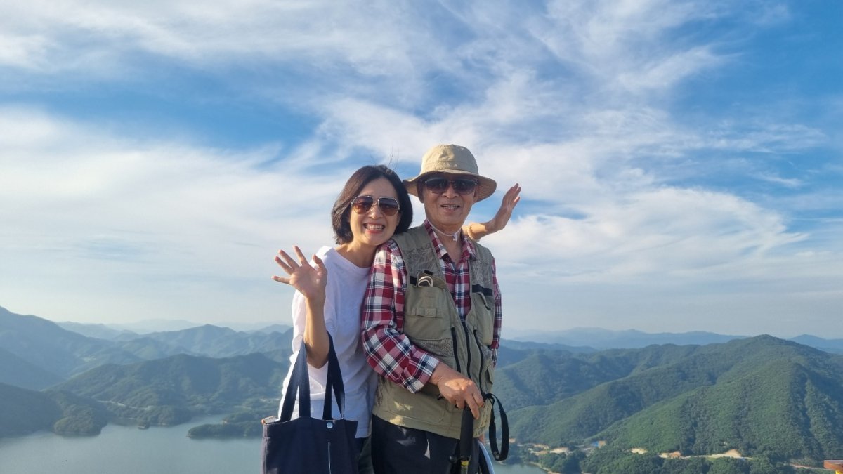 지난해 타계한 아버지와는 유달리 각별했던 사이. 제천에서 아버지와. 성은숙 씨 제공