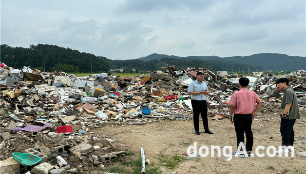 수해폐기물 공익처리 지원단 관계자들이 대전시 서구에서 발생된 수해폐기물의 처리를  위해 구청 관계자들과 지원 방안을 협의하고 있다.